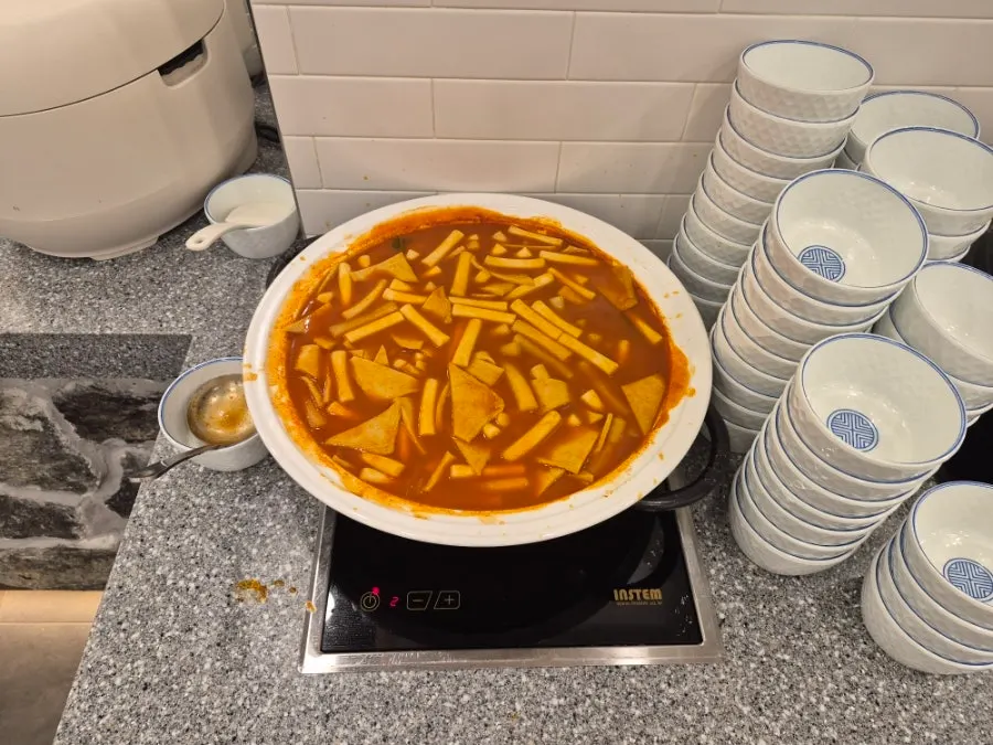Self-bar tteokbokki and broth corner
