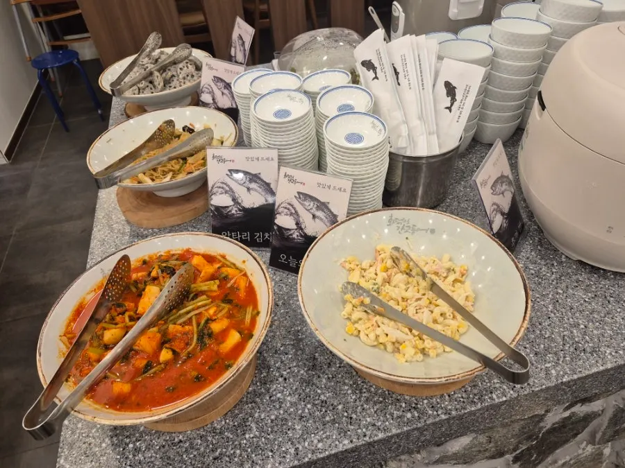 Self-bar where you can add more basic side dishes