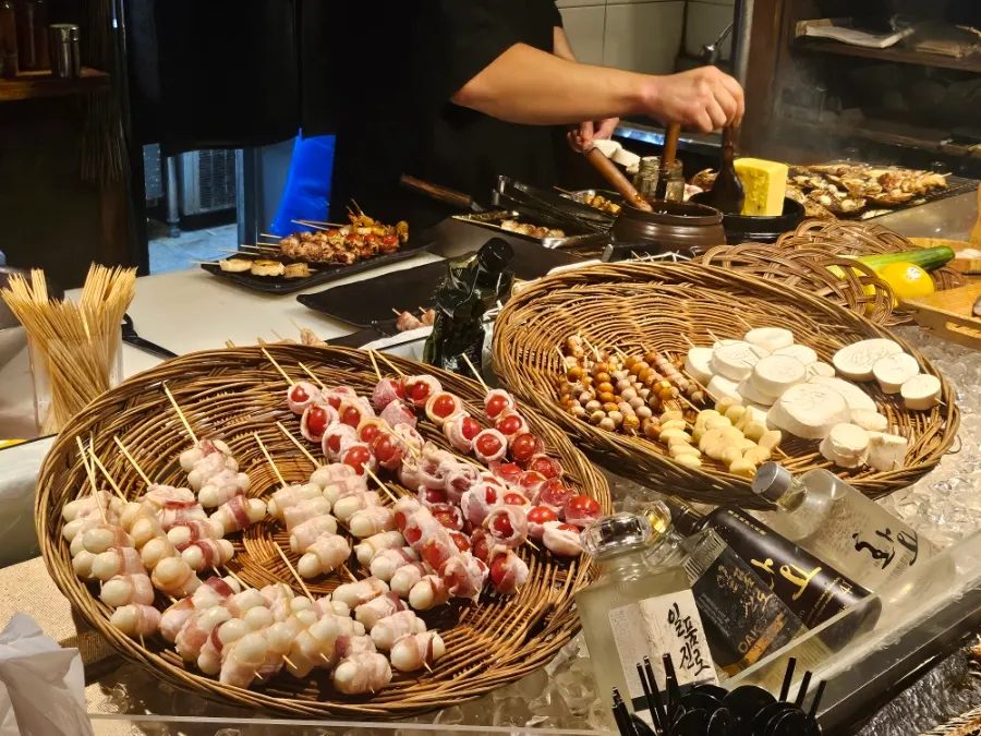 Izakaya bar where chefs cook