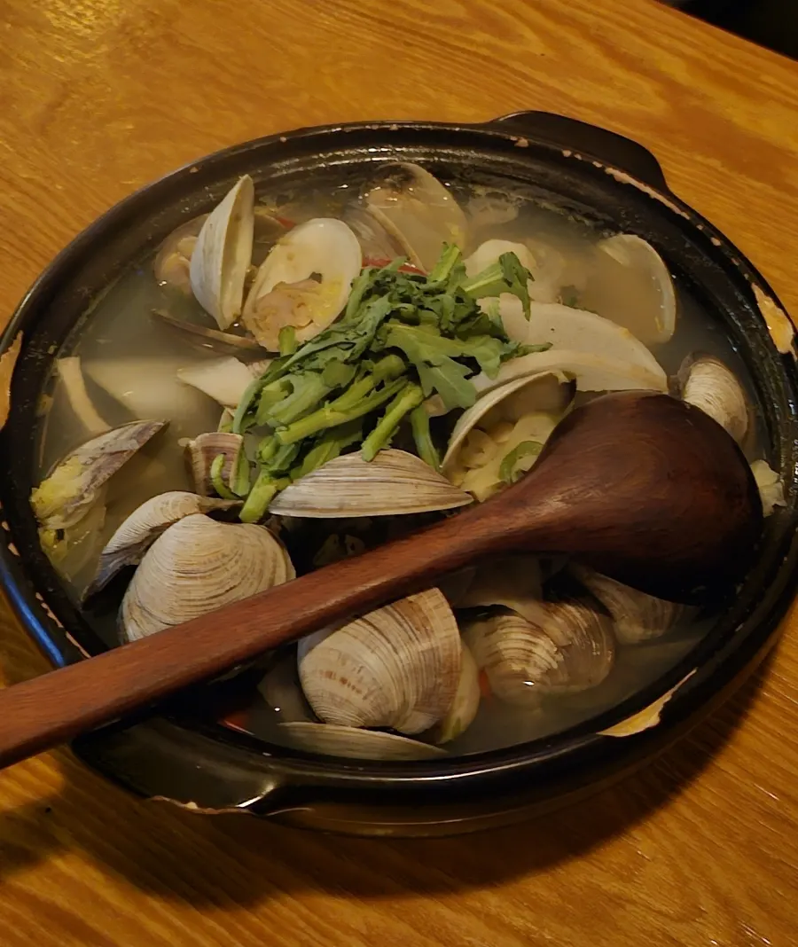 Clam soup in an earthenware pot