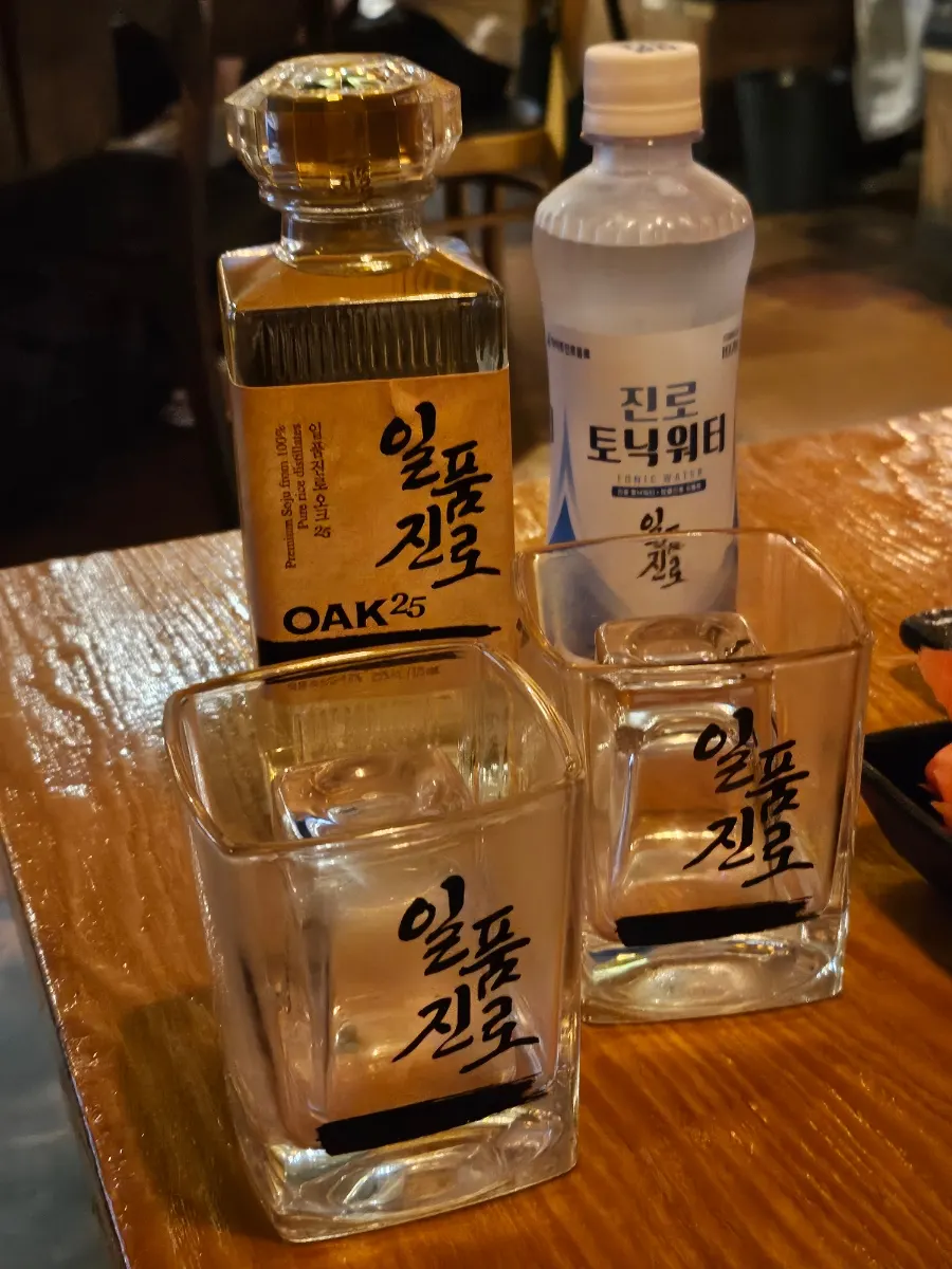 Ilpum Jinro Oak 25 with ice and tonic water