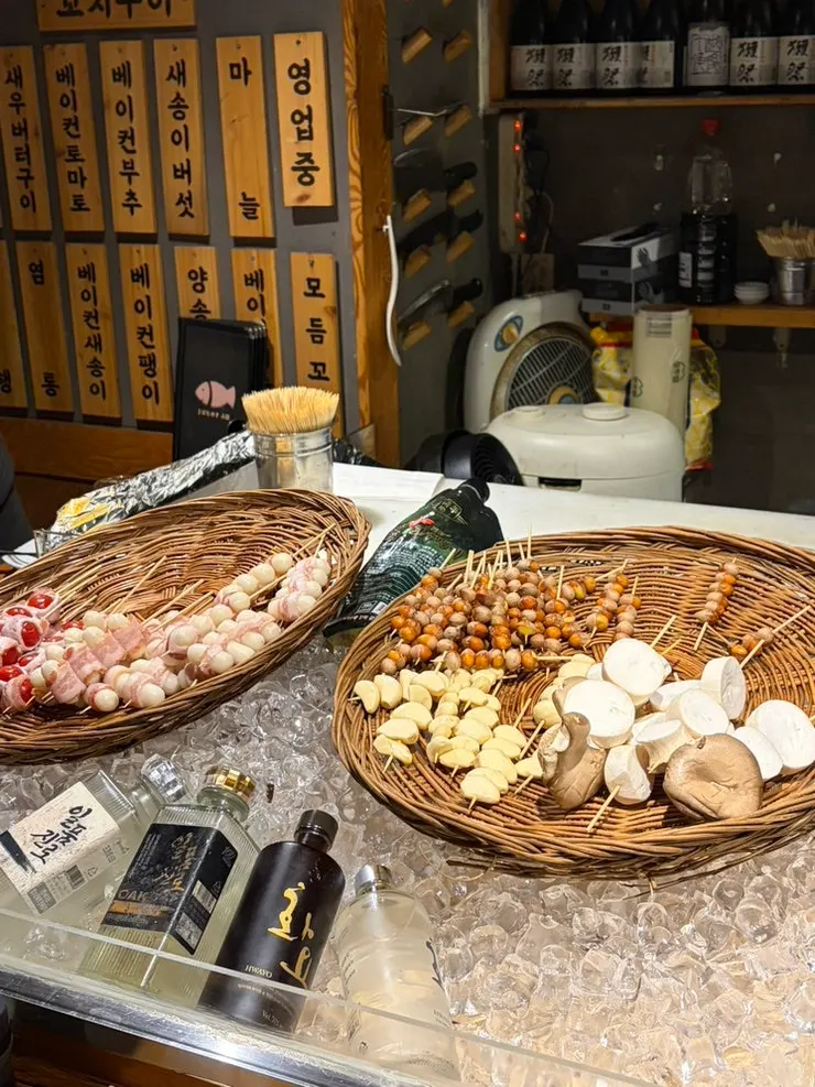 눈앞에서 꼬치를 굽는 다찌좌석