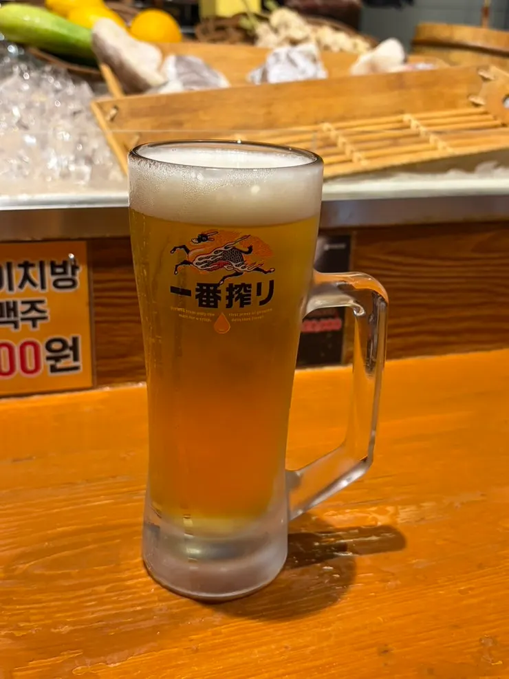 구워지고 있는 꼬치와 생선구이