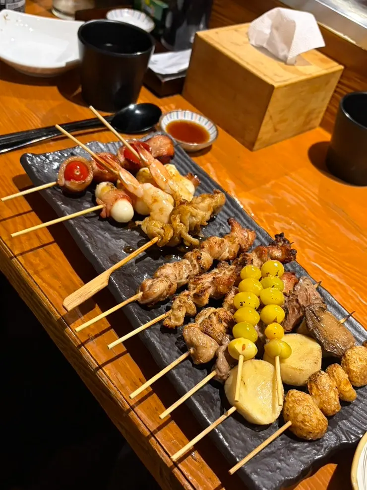 불 위에서 구워지는 꼬치