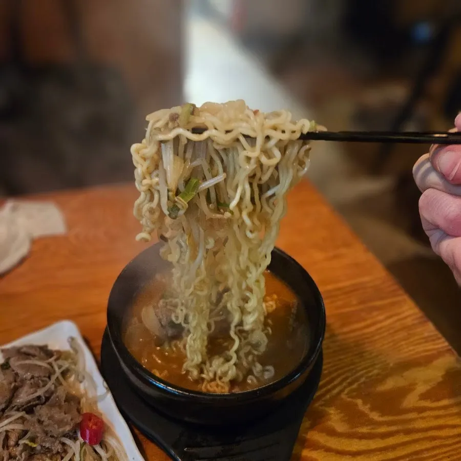 얼큰한 국물의 차돌라면