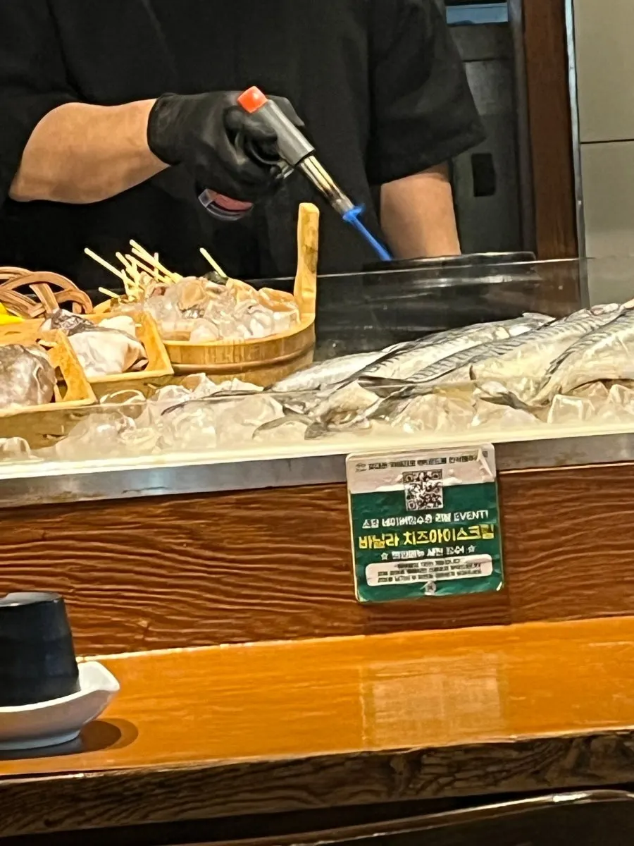 다찌석에 진열된 신선한 꼬치 재료