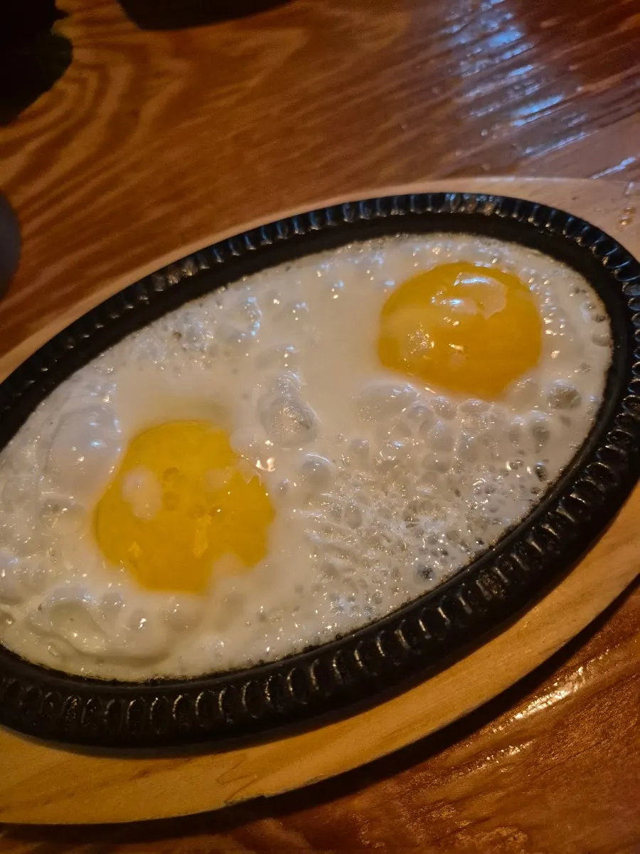 기본 찬으로 나온 계란후라이 두 개