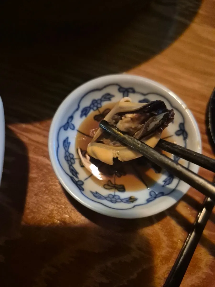 진한 국물을 떠먹는 나가사키짬뽕