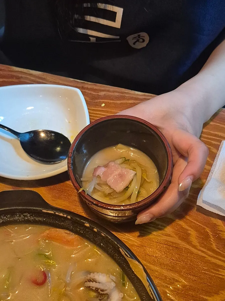 꼬치와 짬뽕을 함께 차린 테이블
