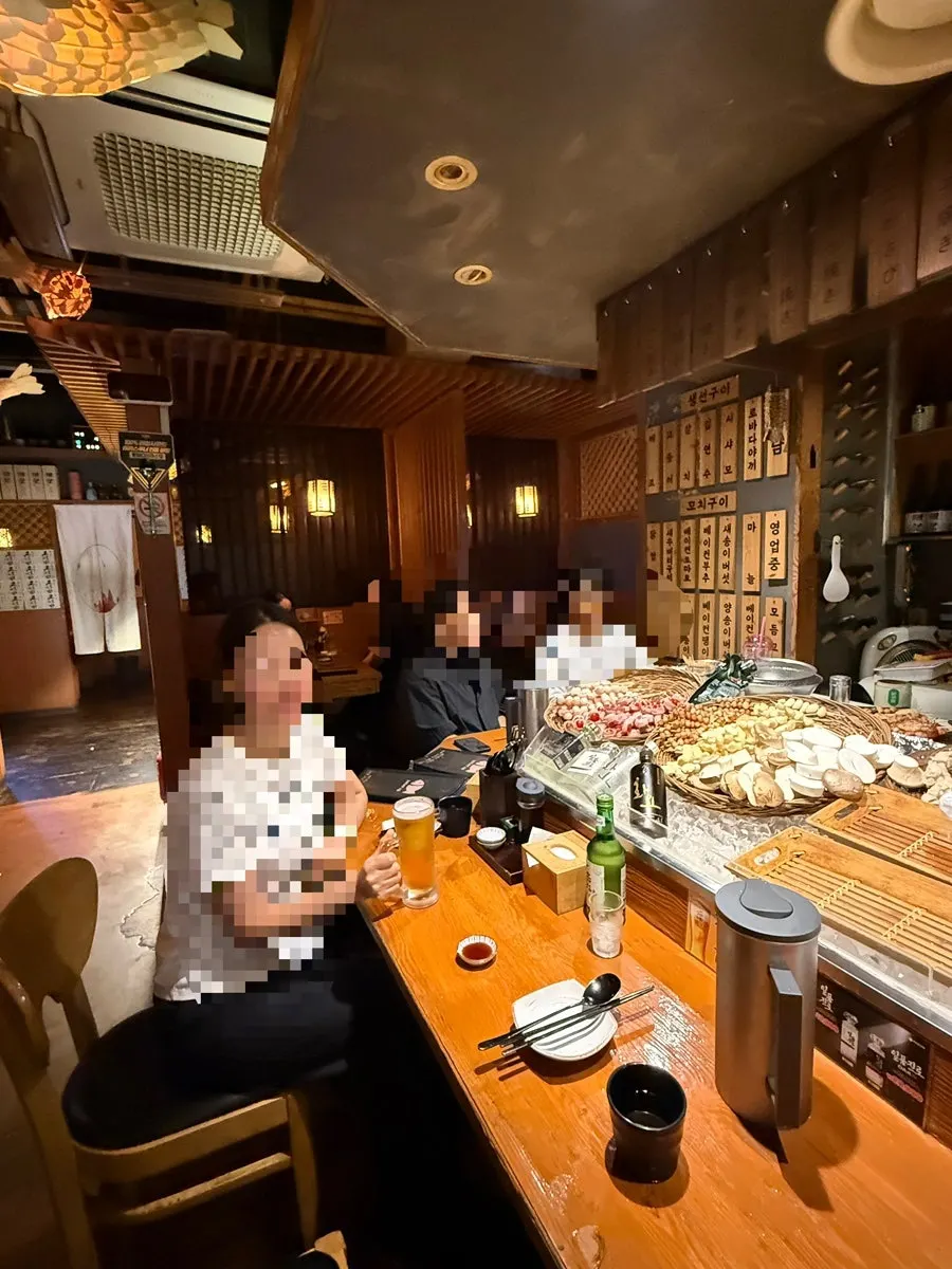 화로에서 꼬치를 굽는 모습