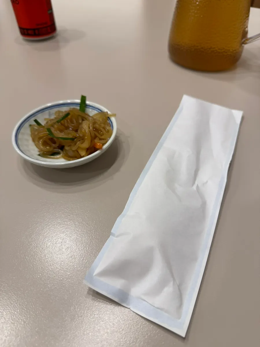 셀프바에서 담아온 잡채 한 접시