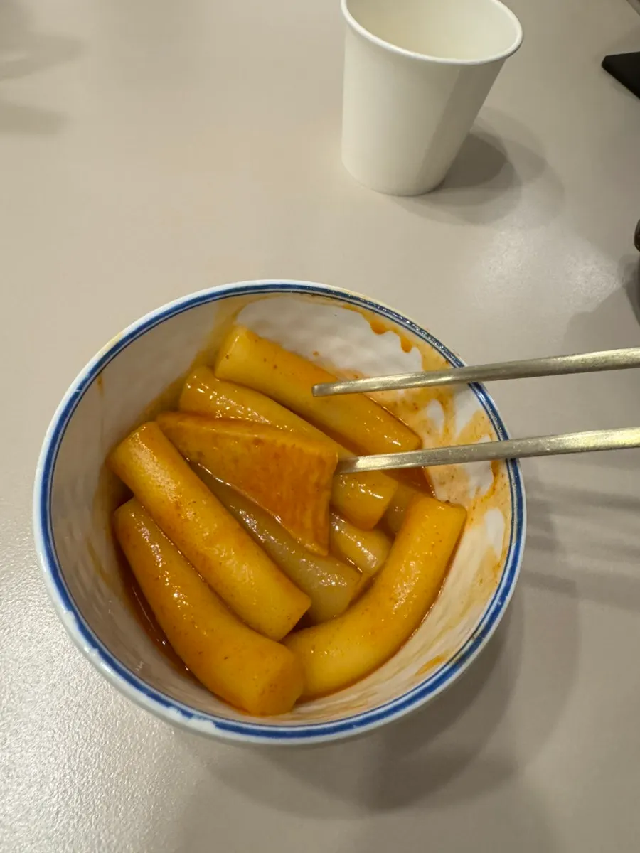 떡볶이를 담은 접시 클로즈업