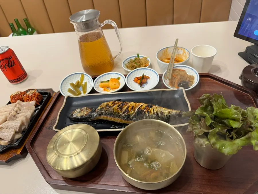 화덕고등어구이정식과 추가한 보쌈 한 상
