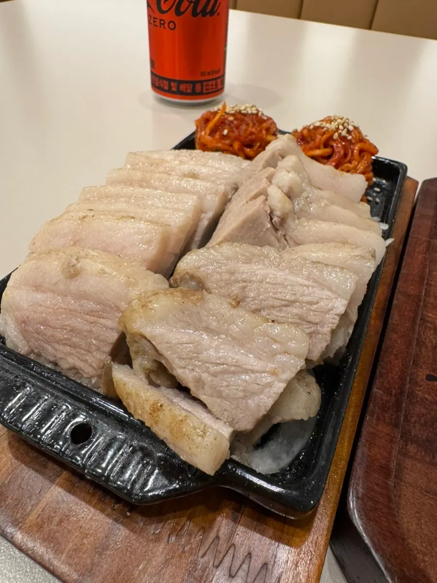 윤기 나는 보쌈 수육 접시