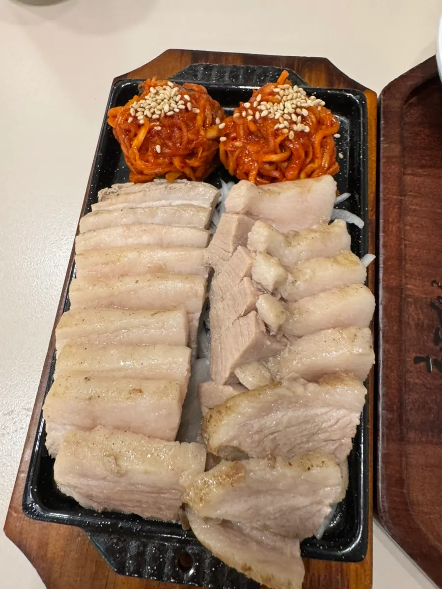 상추와 함께 차려진 보쌈 상차림