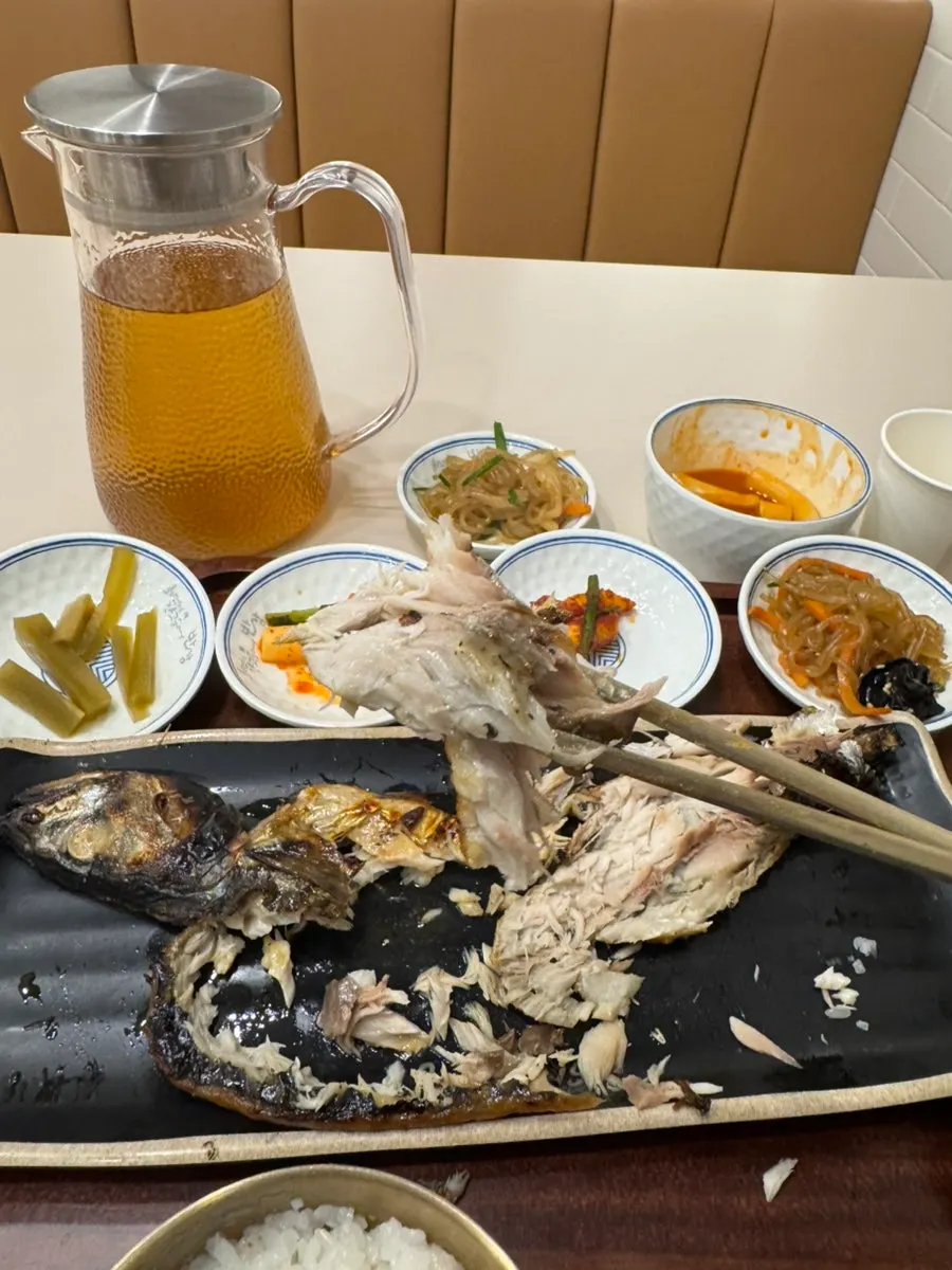 밥 위에 올린 고등어 살