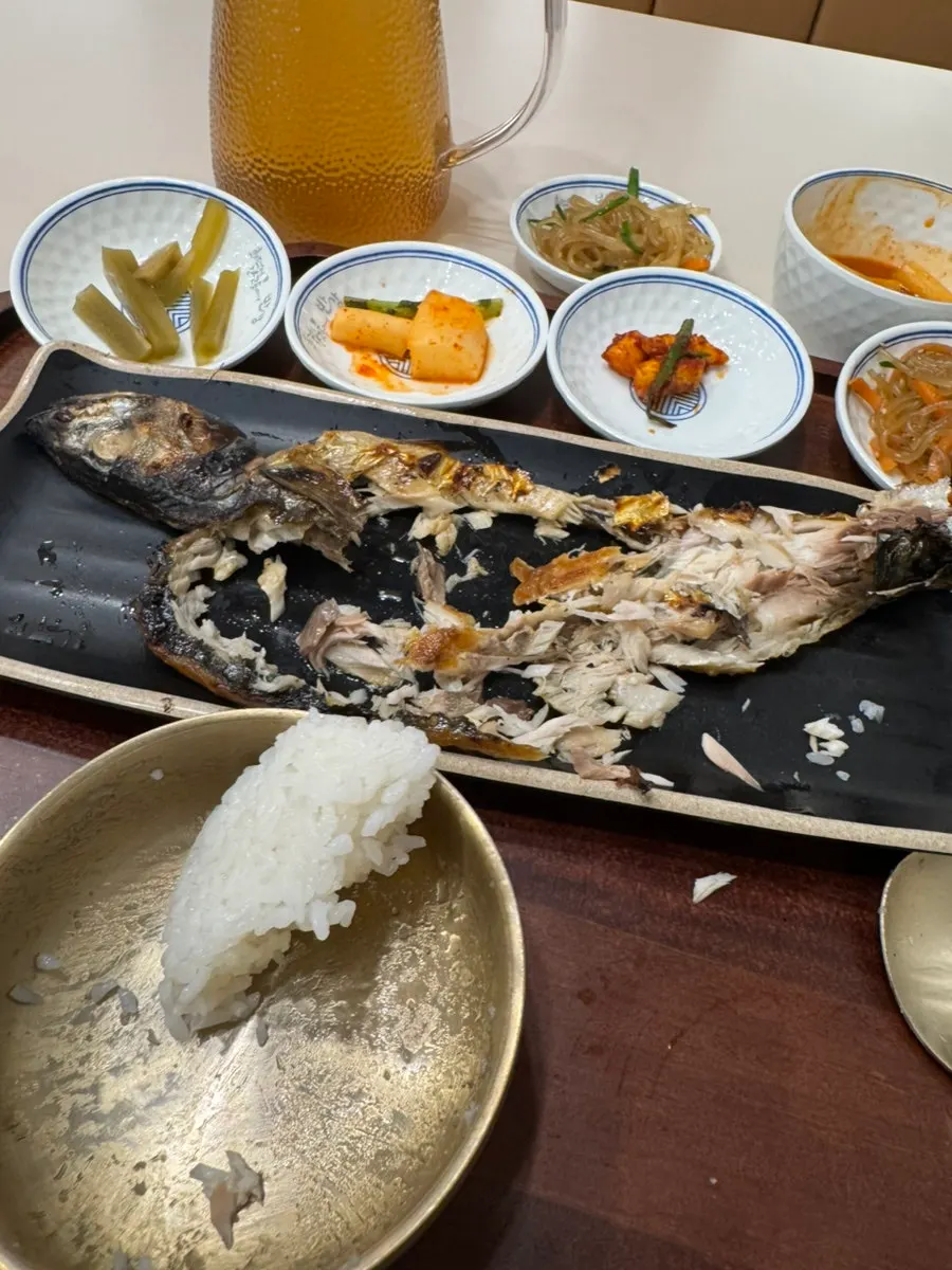 절반 넘게 먹은 고등어구이 정식