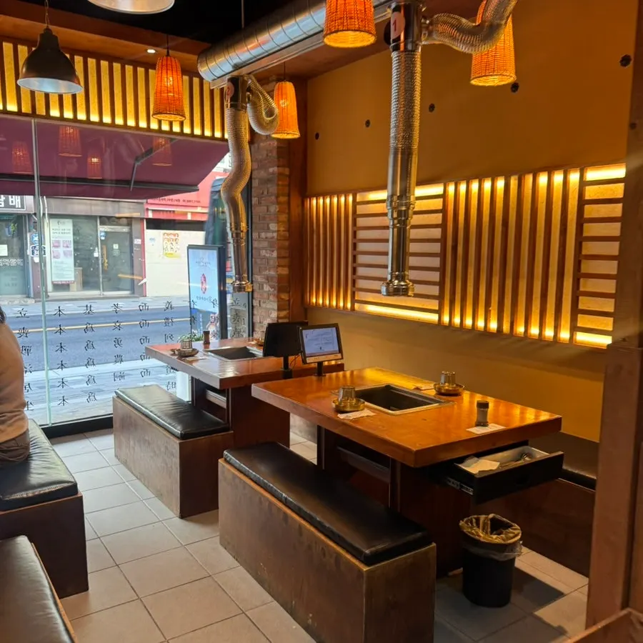 ที่นั่งในร้านปลาไหลย่างแสงไฟโทนอุ่น