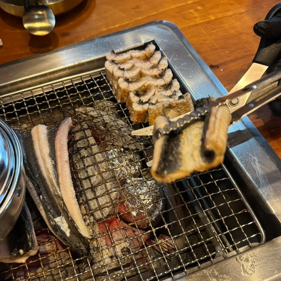 ชุดปลาไหลพร้อมข้าวปั้นซูชิหินและซุปเต้าเจี้ยว