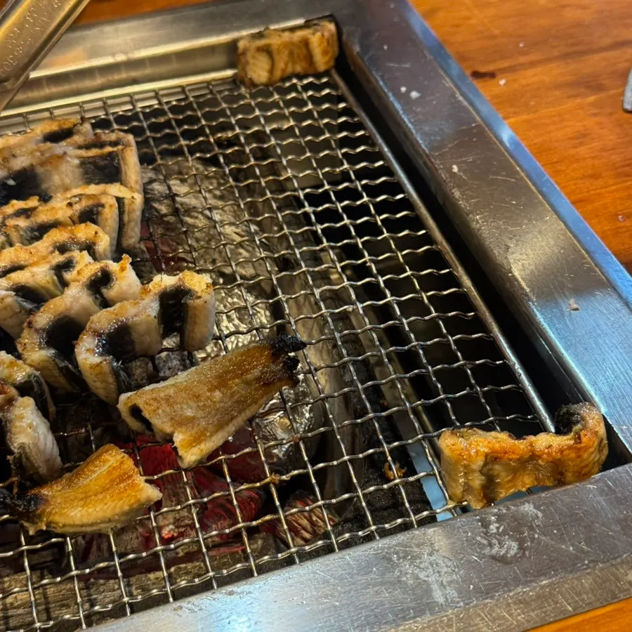 ปลาไหลกำลังถูกย่างบนถ่านไม้