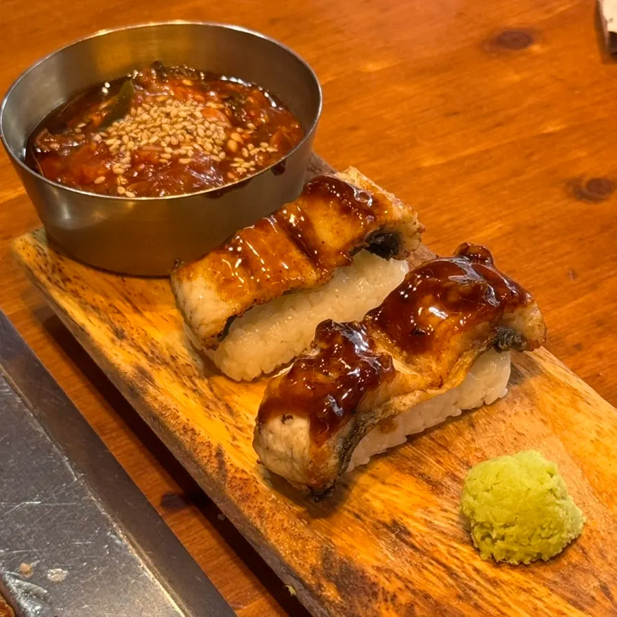 ข้าวปั้นซูชิหินที่เสิร์ฟคู่กับชุดปลาไหล