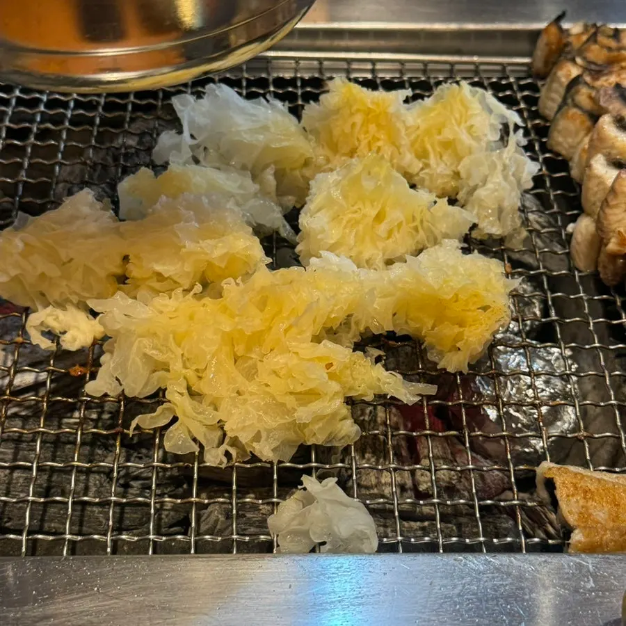 ปลาไหลย่างวางบนข้าวปั้นซูชิหิน