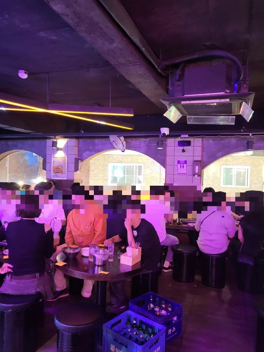 Fully packed 2nd-floor interior of Sungan Pocha Sagajeong-jeom