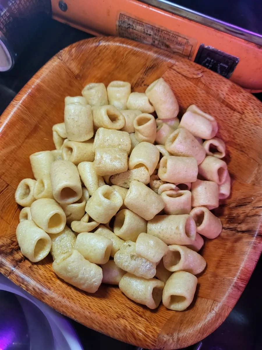 Ppeongtwigi puffed rice crackers served as the basic side dish