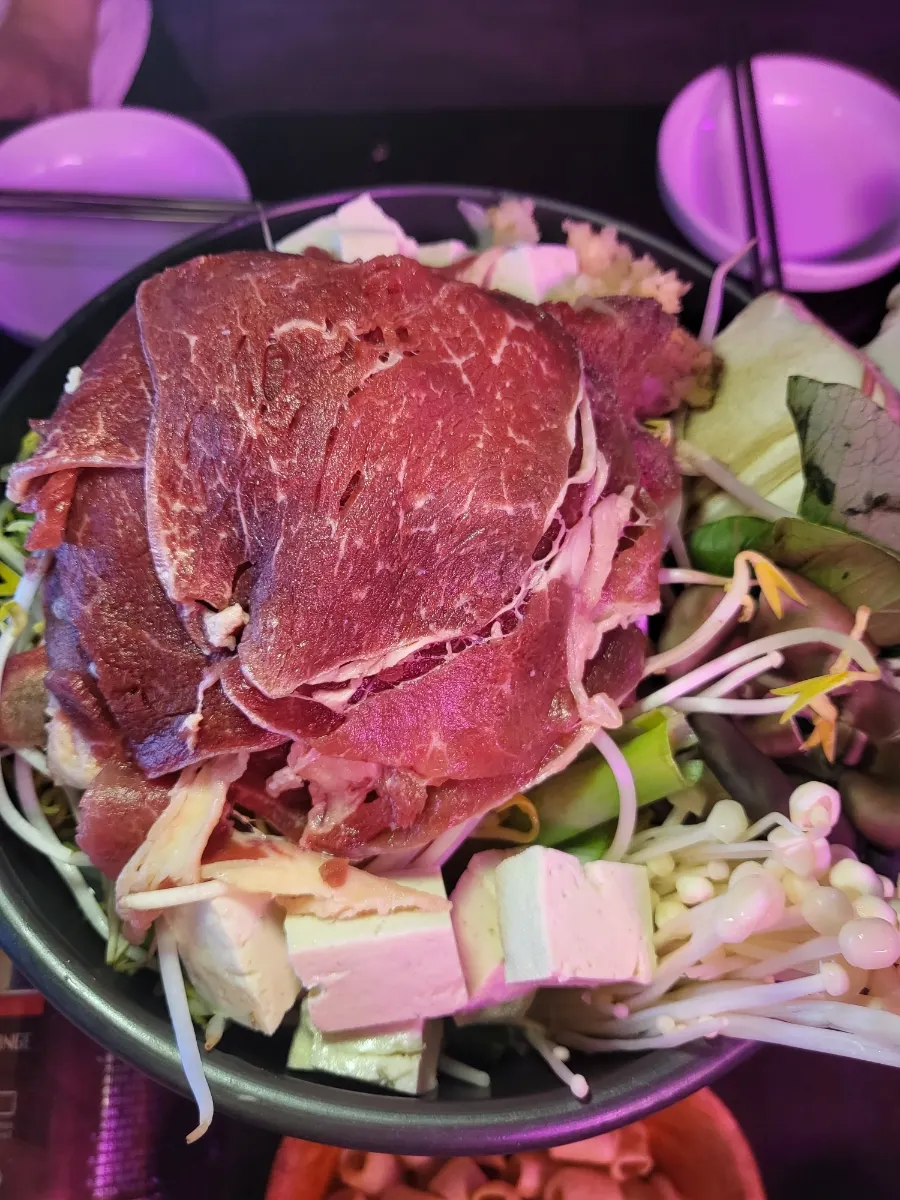 A pot of sukiyaki piled up like a mountain