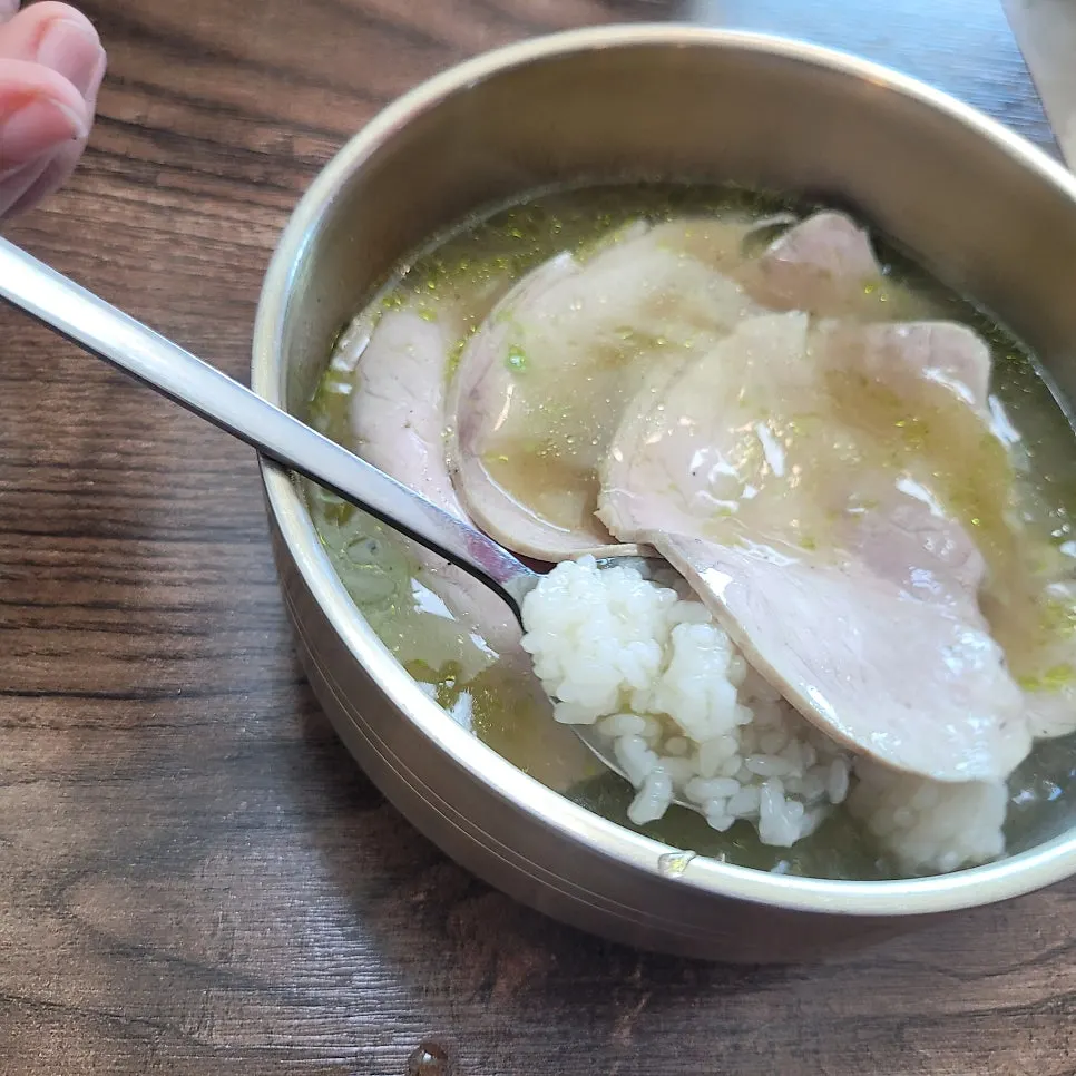 Sanbang-guk-bap broth with garlic-chive oil spreading through it