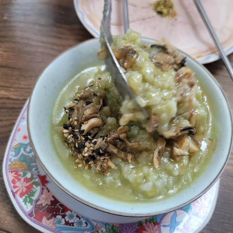 Matcha-noodle meat noodles with sliced pork