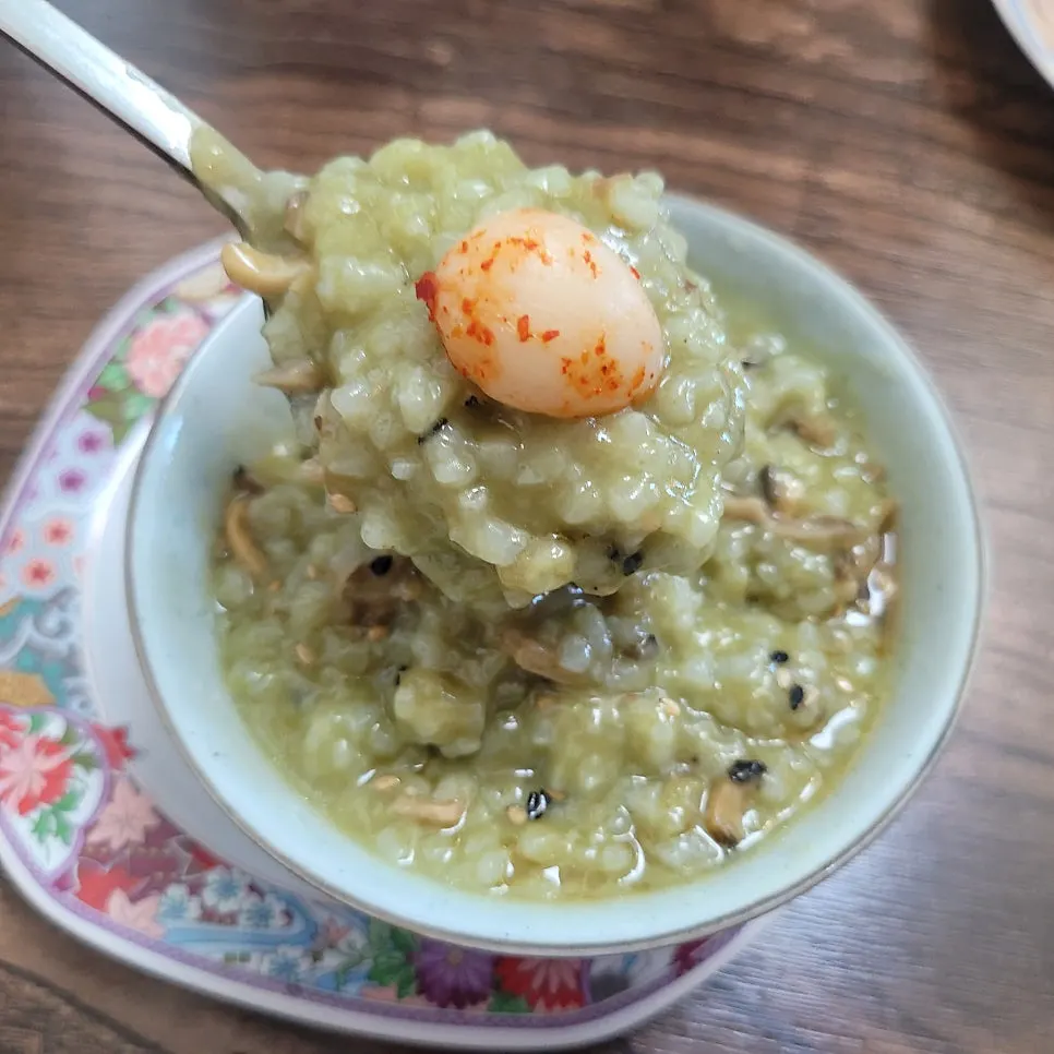 A spoonful of abalone-intestine porridge