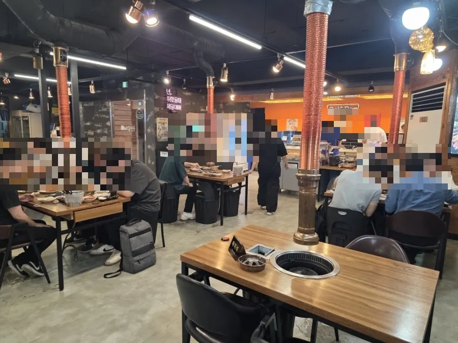 약 100평 규모의 넓은 매장 내부