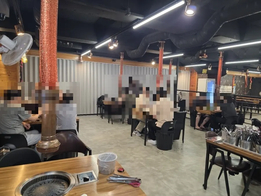 손님들로 북적이는 구디 닭갈비 무한리필 매장 내부