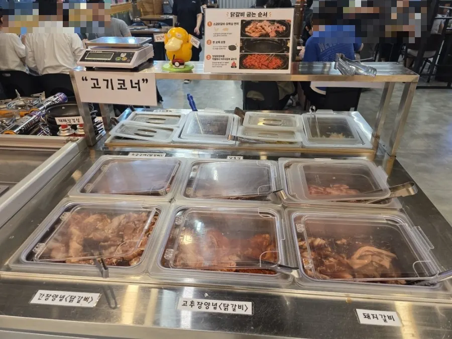 닭갈비와 삼겹살이 놓인 고기 코너