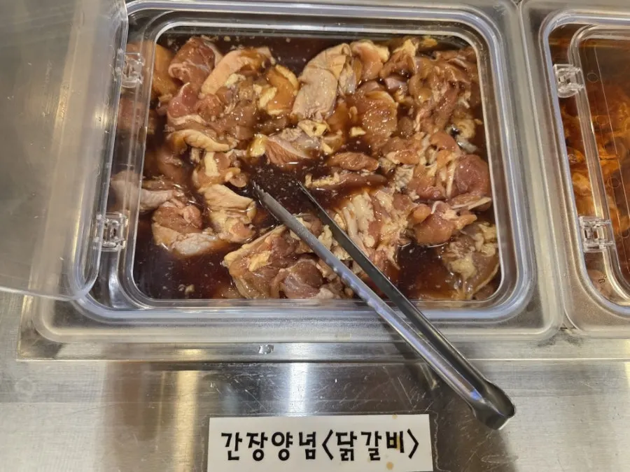 소금구이 닭갈비가 담긴 무한리필 고기 트레이