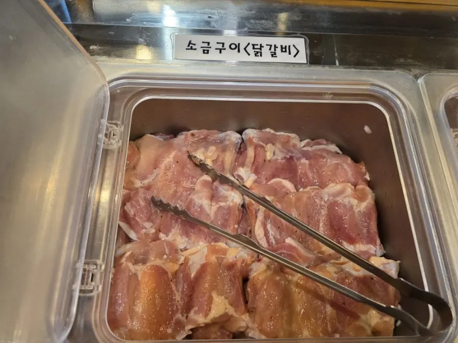 닭목살과 삼겹살이 준비된 고기 코너