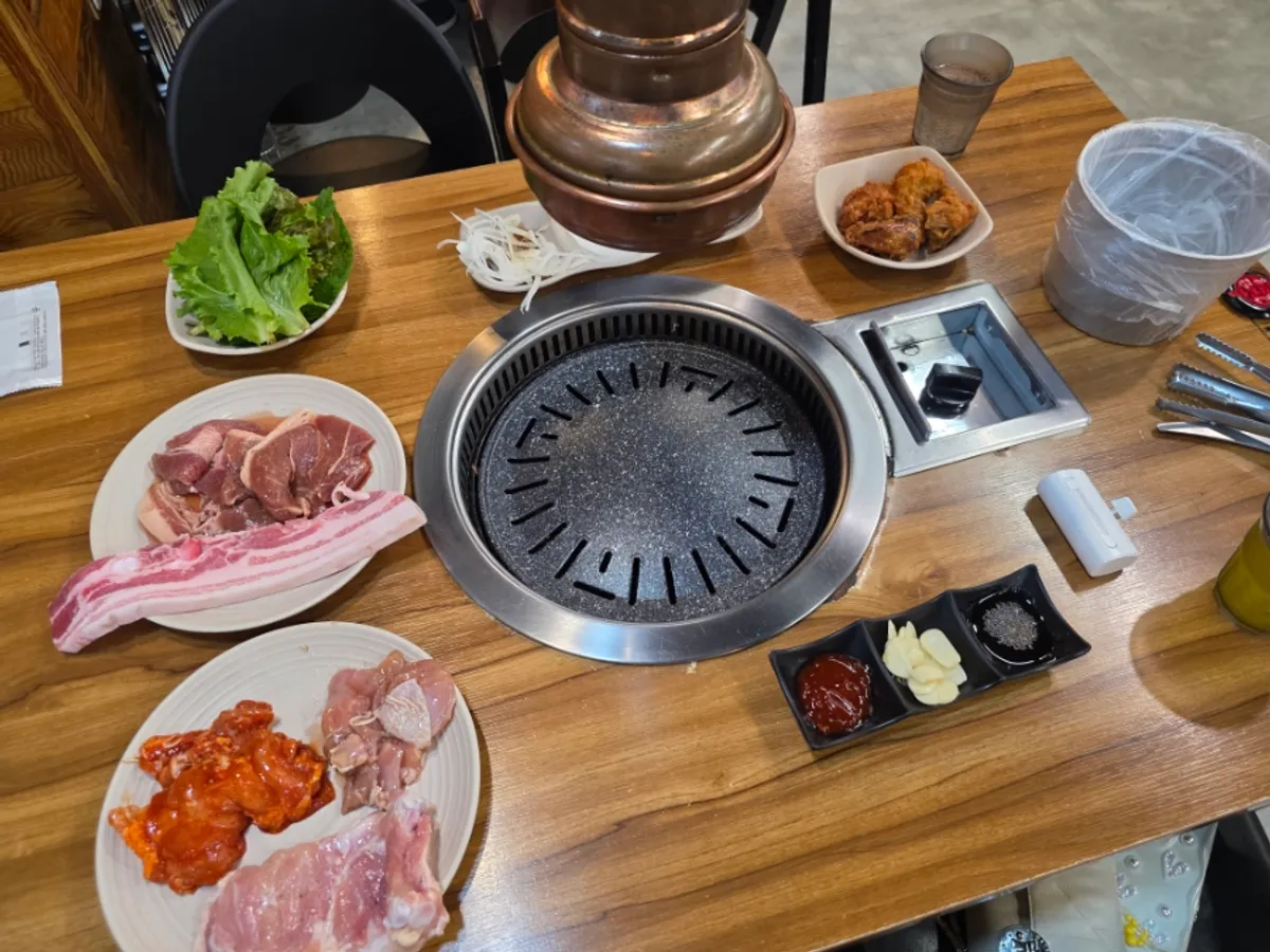 불판에 구워지는 닭갈비와 삼겹살