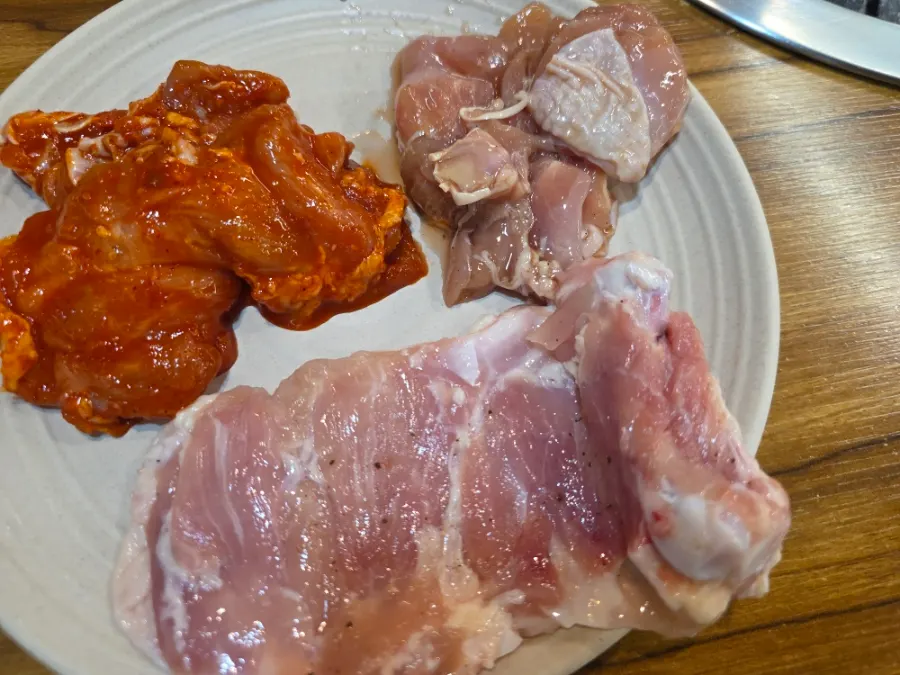 두툼하게 담아온 여러 종류의 닭갈비