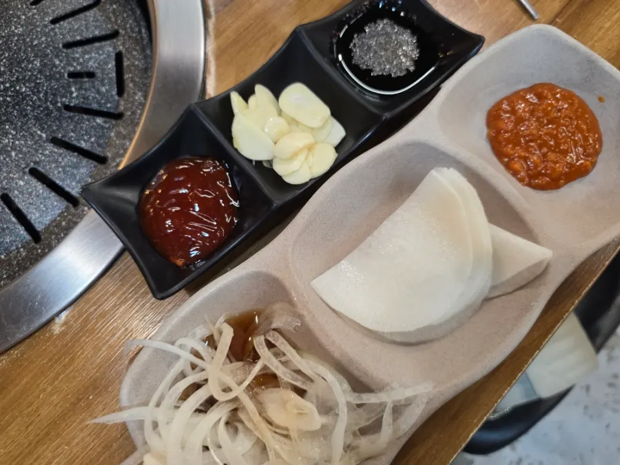 양파, 마늘, 쌈무와 양념 접시