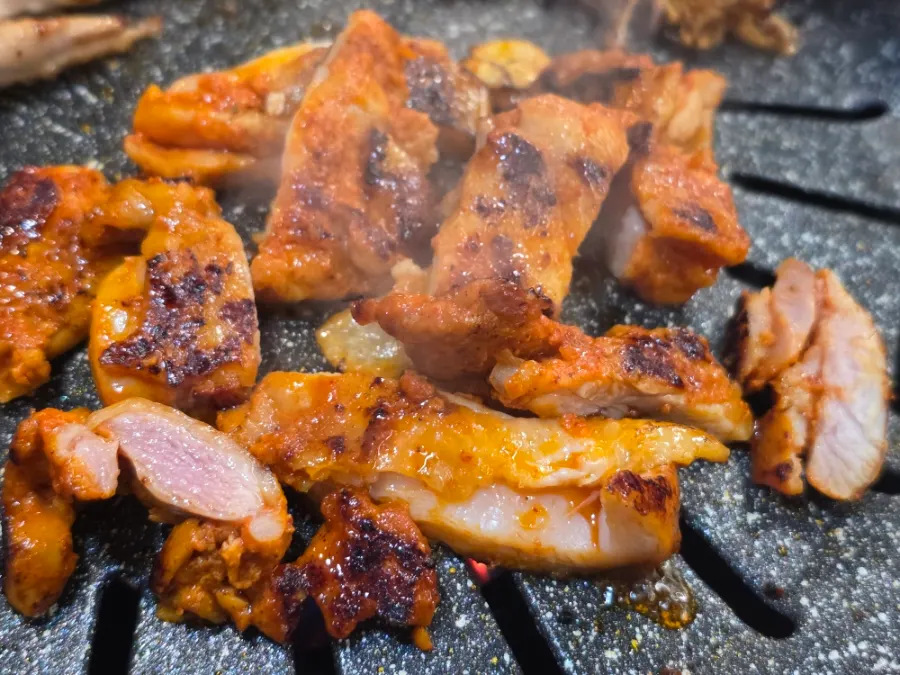 불판에서 볶아지는 양념 닭갈비