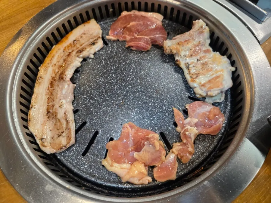 한쪽에 닭갈비, 한쪽에 삼겹살을 구운 불판