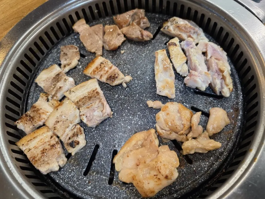 노릇하게 익은 닭갈비와 삼겹살