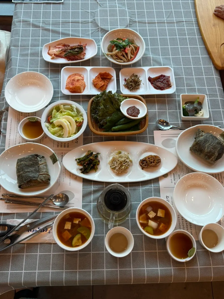 The basic 10-dish table setting for the wood-fired pork galbi set