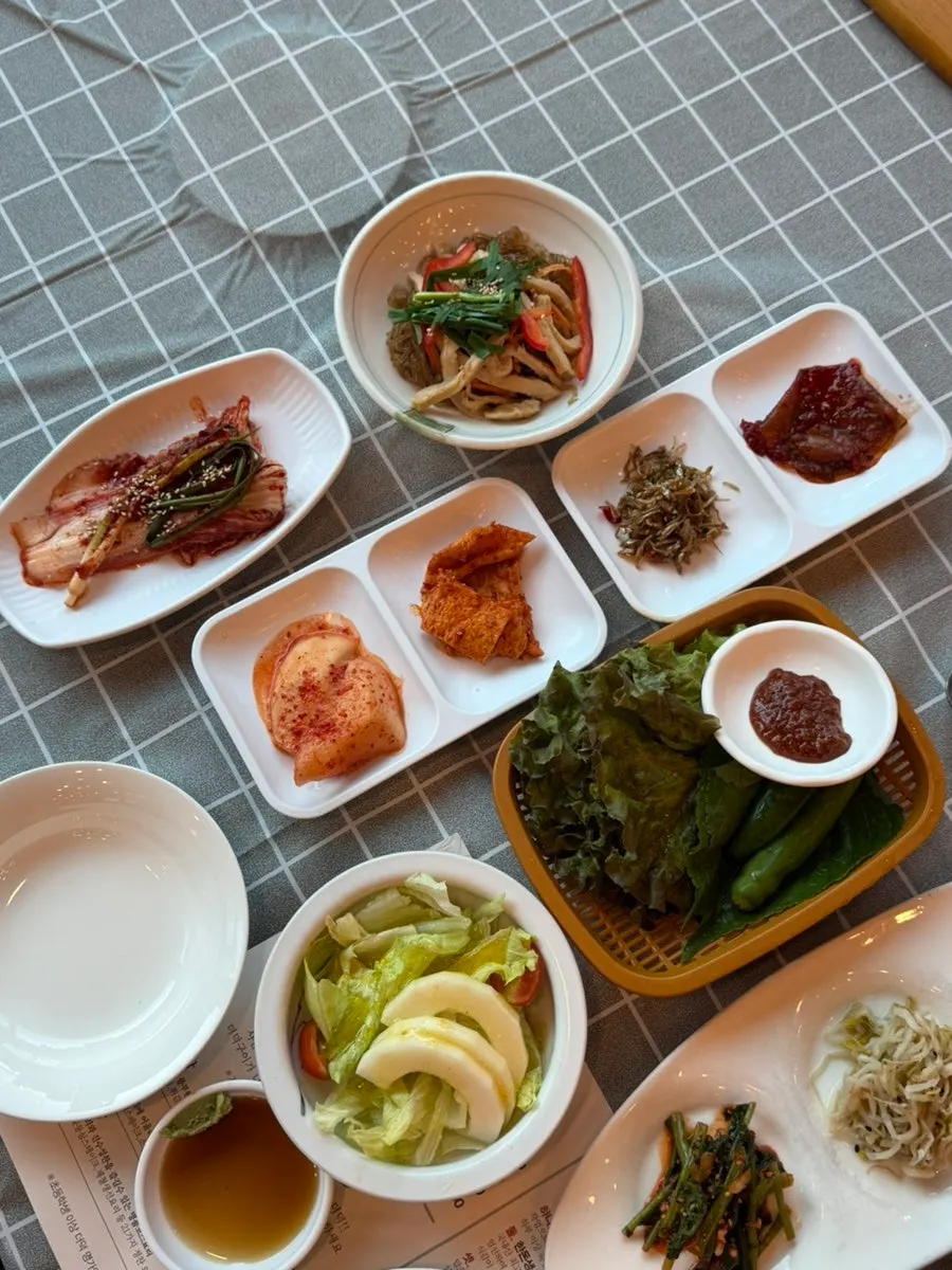 Side dish plates at Yukganmyeongga