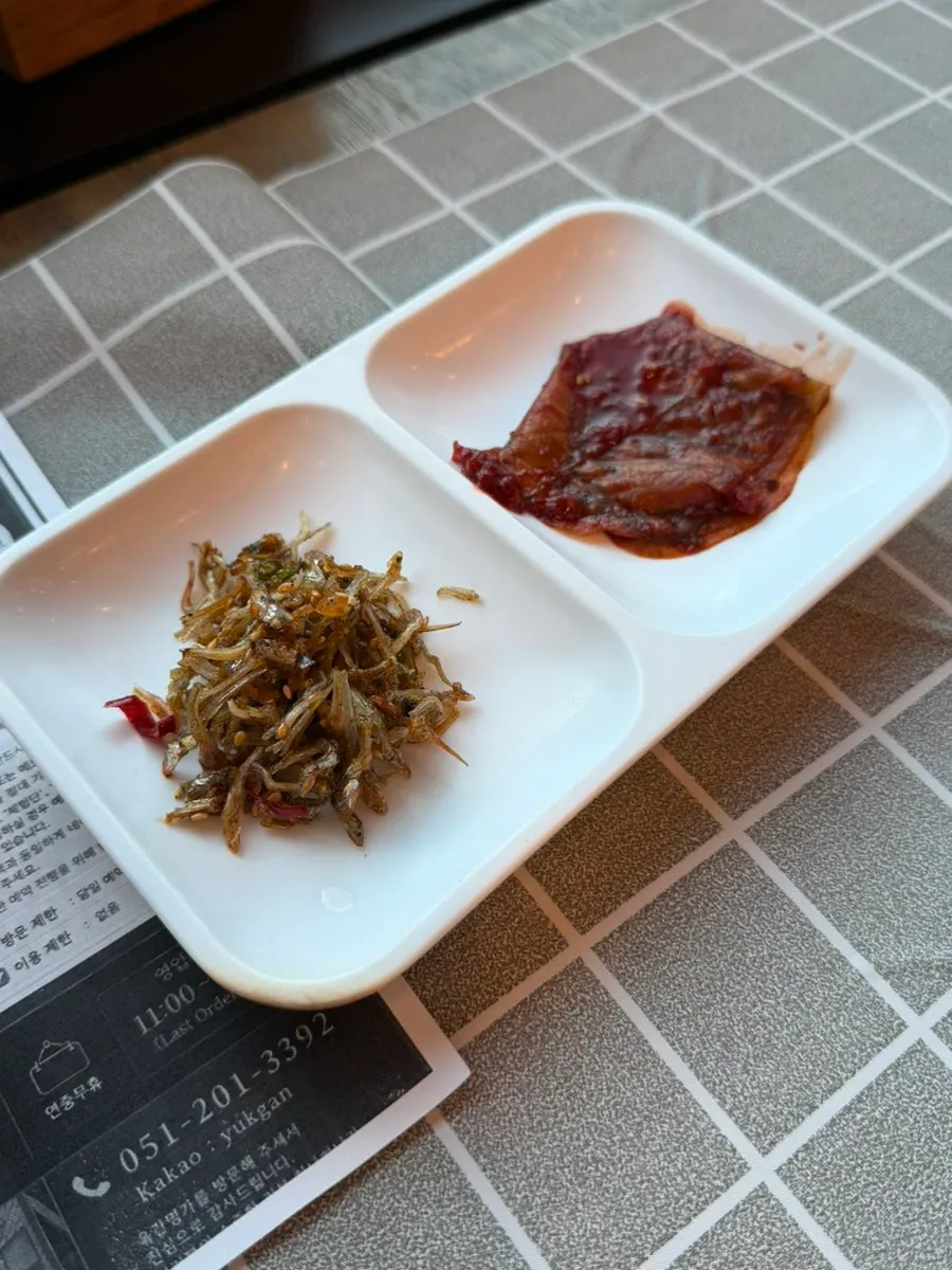 Yukganmyeongga's soup and side dish spread