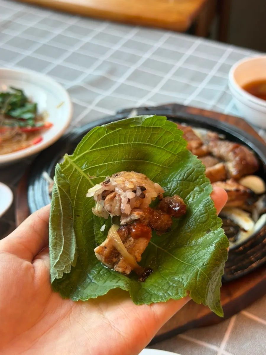 Wrapping galbi and lotus-leaf rice in lettuce
