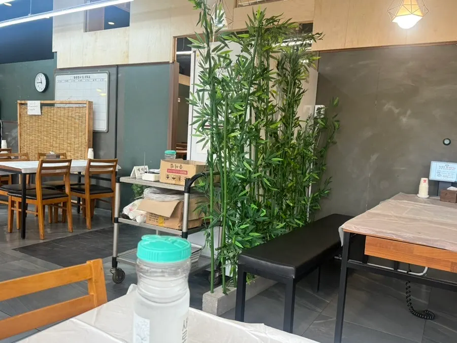 사임당부엌 내부 4인석과 8인석 테이블