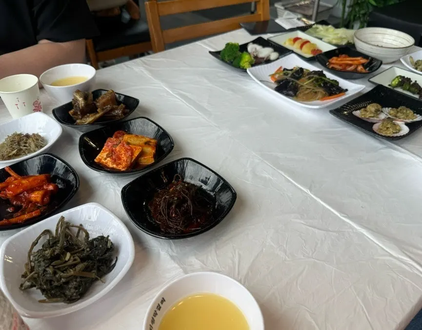 막걸리 잔을 채운 테이블