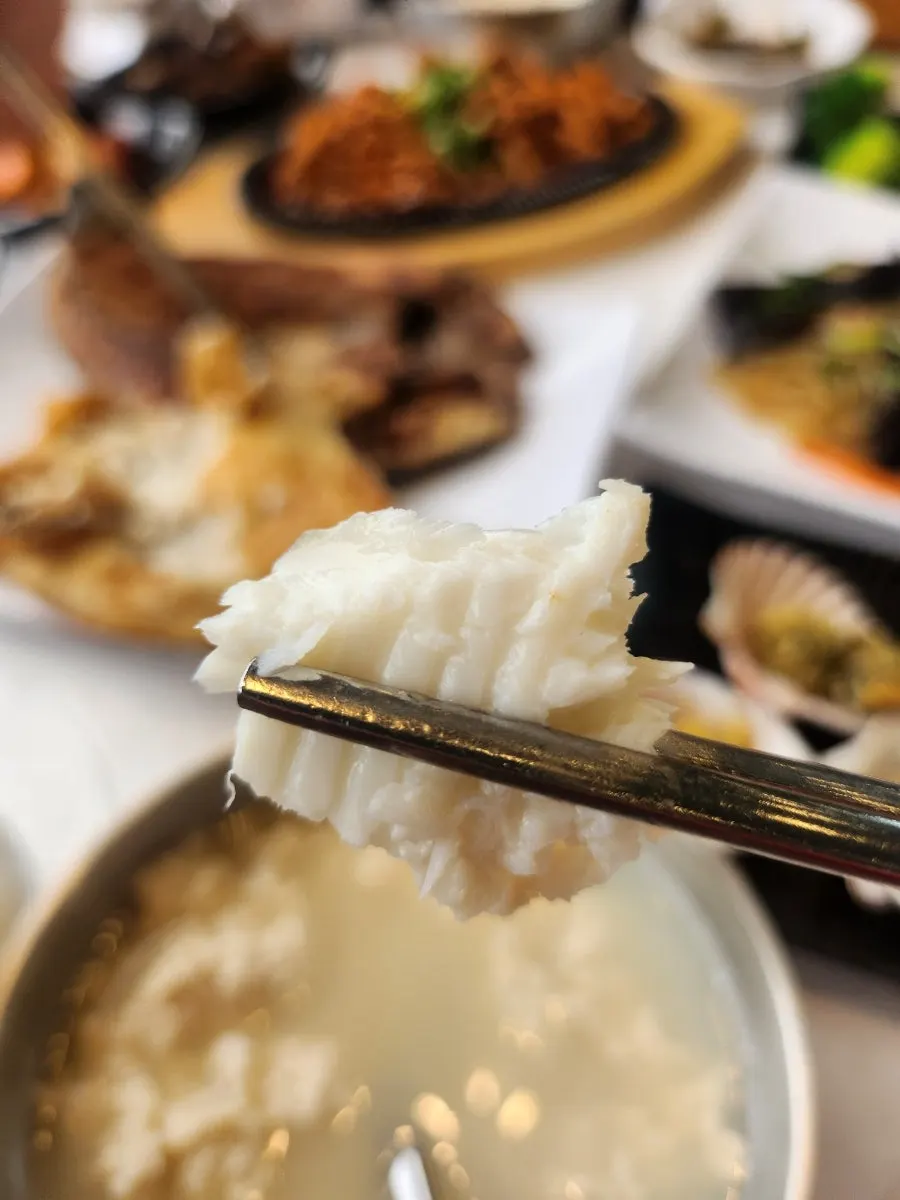 임연수와 가자미 생선구이 접시